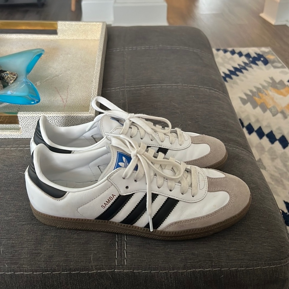 Barley-Worn size 9 men's/ Women's 10.5 Adidas Samba shoes in white/black.